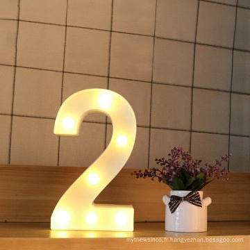 Le nombre de lettres à LED décoratives en plastique blanc allume le signe pour la décoration de mariage de fête